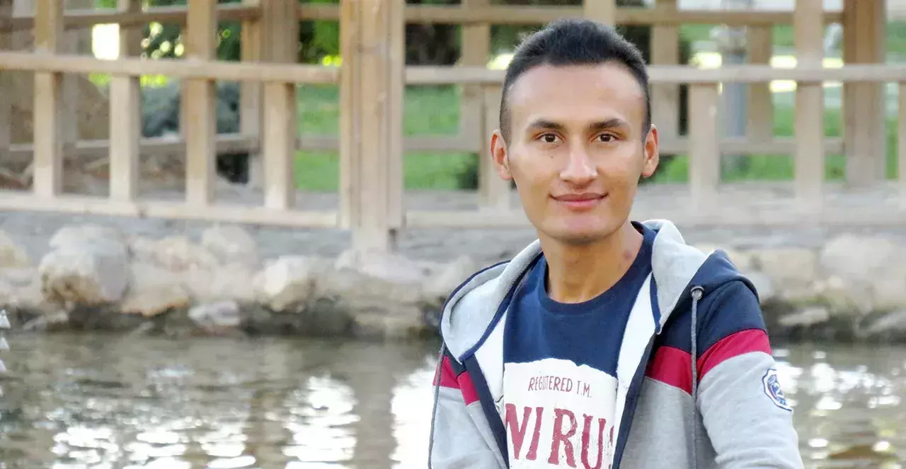 Artemis Akbary ist ein afghanischer Aktivist, der sich für LGBTQIA+ stark macht
