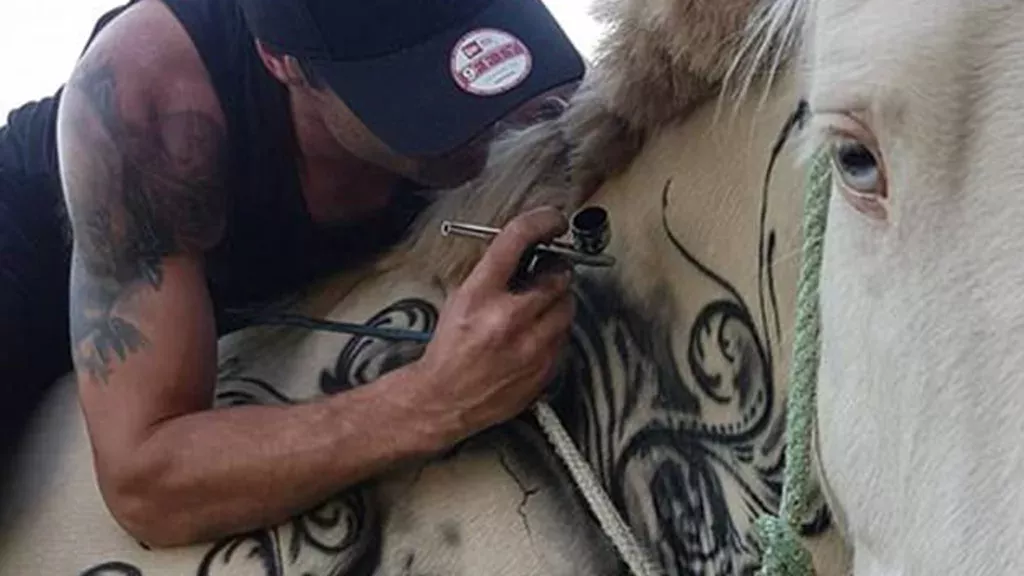 Benjamin Lloy tätowiert auch Tiere