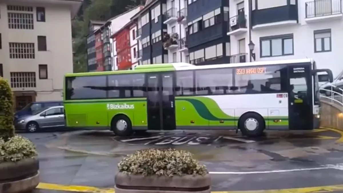 Bus auf genialer Wendeplatte