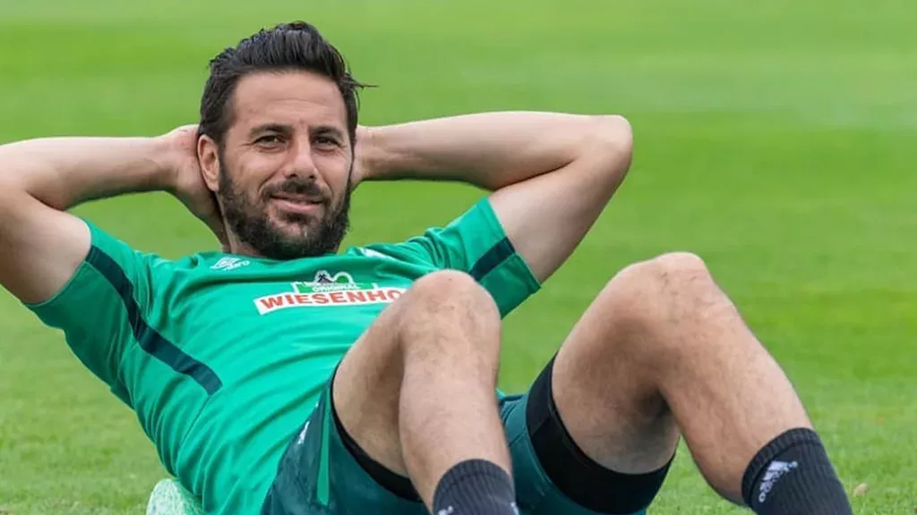 Claudio Pizarro lässt es sich im Urlaub gut gehen