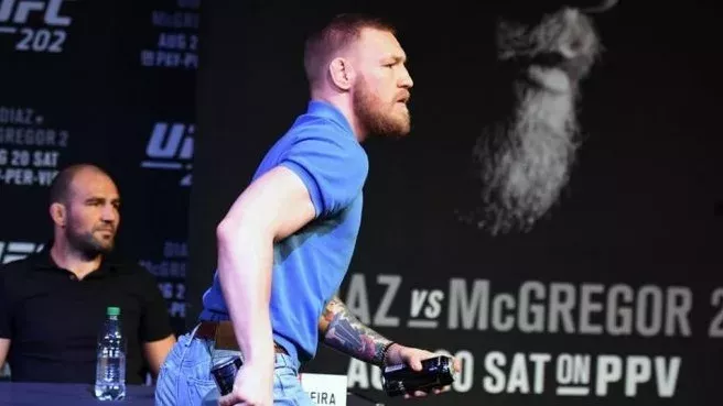 Sicherheitsmann verklagt Conor McGregor wegen Dosenwurf