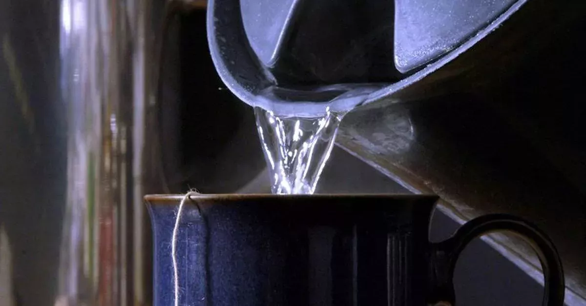 Darf man gekochtes Wasser wieder aufkochen? Ihr tippt bestimmt falsch!