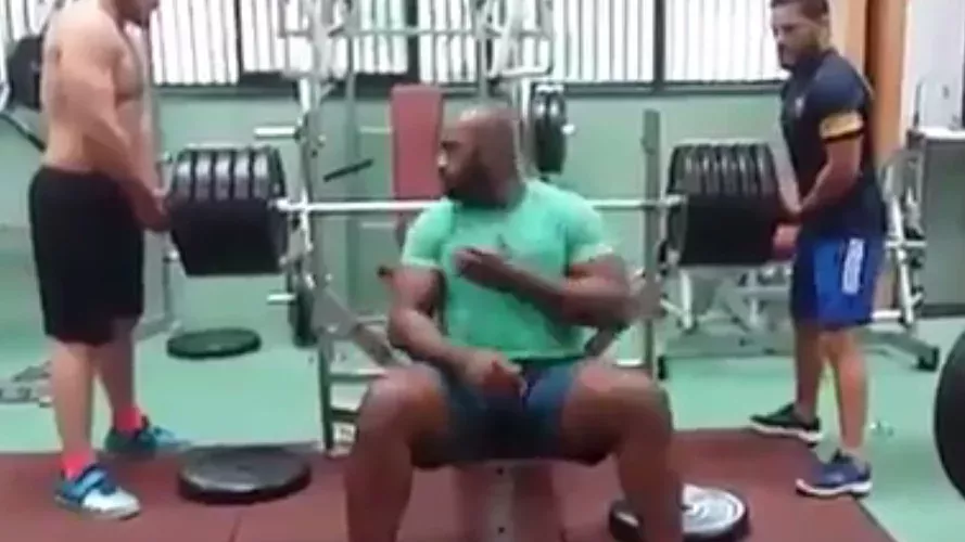 Teddy Riner ist ein wahres Monstrum im Bankdrücken! Du ahnst nicht wie viel er schafft!