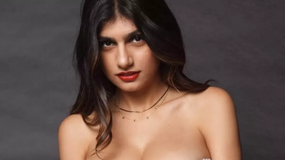 Mia Khalifa räkelt sich kopfüber in durchsichtiger Unterwäsche!