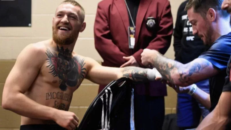 Kavanagh zeigt kurz vor der Ankündigung seines Kampfes gegen Mayweather eine SMS von McGregor