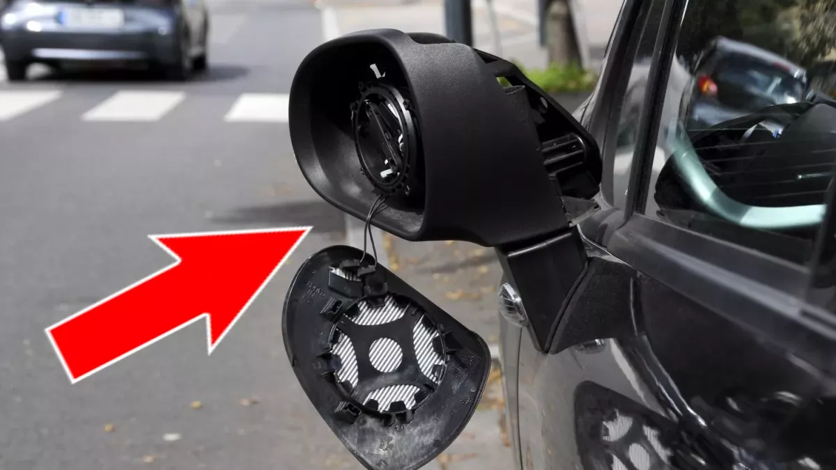 Er beschuldigt den anderen Autofahrer, seinen Seitenspiegel beschädigt zu haben. Doch dahinter verbirgt sich eine fiese Masche!