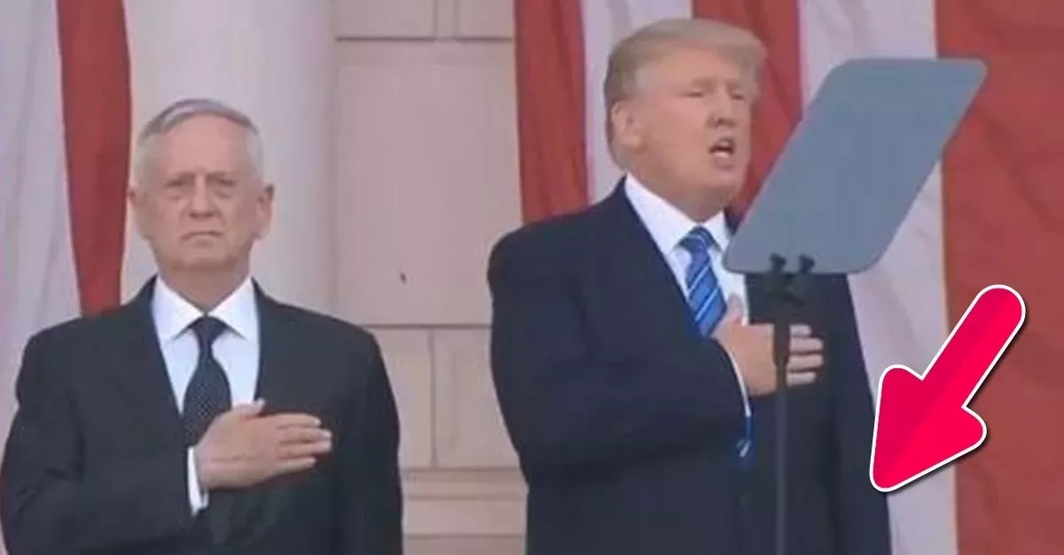 Donald Trump zappelt bei einer feierlichen Zeremonie herum