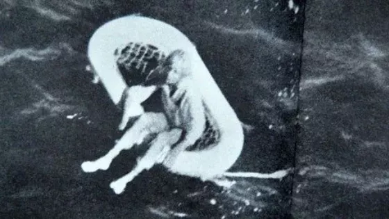 1961 treibt dieses Mädchen einsam auf dem offenem Meer. Jetzt verrät sie, wie es dazu kam