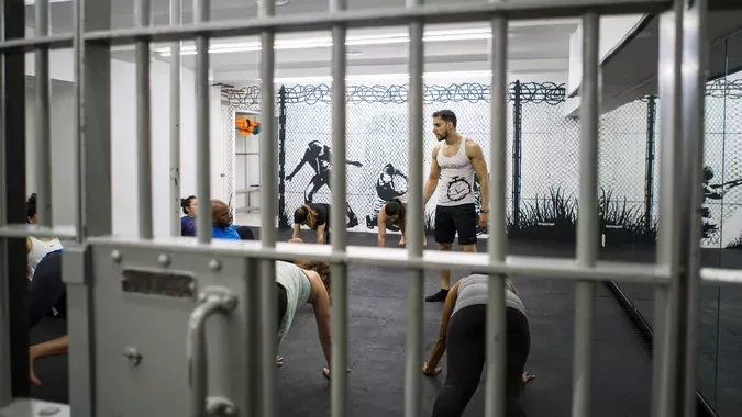 Coss Marte, ein ehemaliger Häftling, hat ein Fitnessstudio eingerichtet, das wie ein Gefängnis aussieht