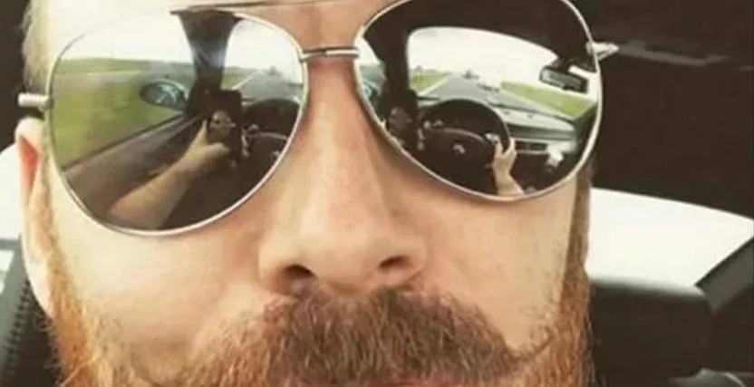 Vor der eigenen Hochzeit postet er dieses Foto. Er bereut das Selfie noch immer