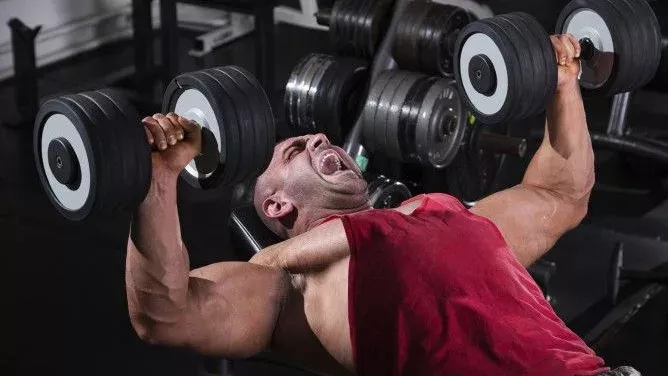 Der neuste Tipp, wie man im Fitnessstudio mehr Power hat: Bei den Übungen schreien!