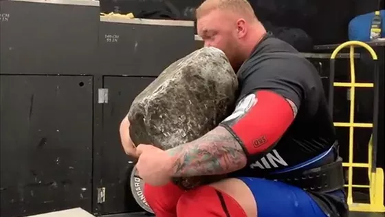 "Der Berg" hievt einen 194 Kilo-Stein auf seine Schulter - dann kommt der Knacks (Video)