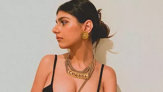Mia Khalifa sprengt knallengen Badeanzug mit praller Oberweite