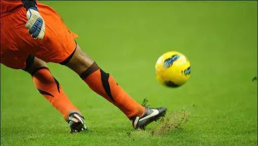 Schlecht geschossener Fußball fliegt aus Stadion in ein anderes Land!