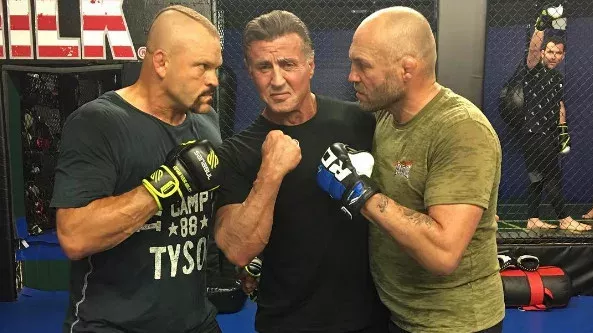 Wenn Stallone der Kampfrichter von Randy Couture und Chuck Liddell ist, dann kommt DAS geniales dabei heraus!