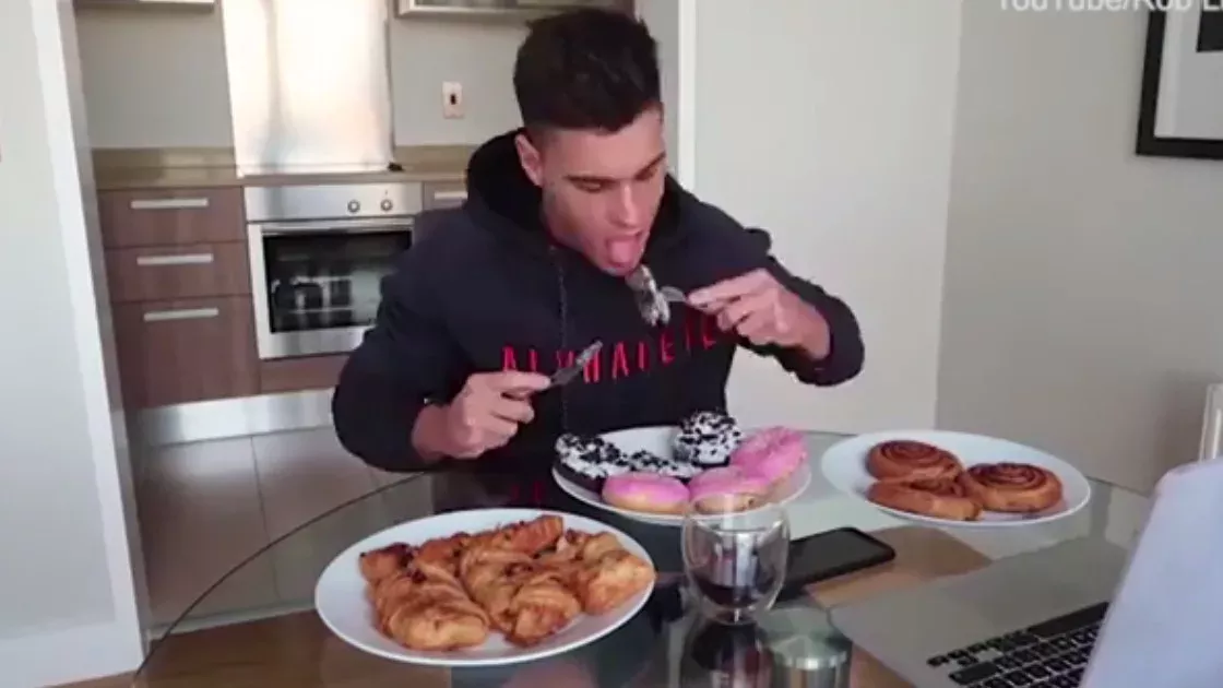 Rob Lipsett, ein irischer Fitness-Blogger, stellt sich eine Wahnsinns-Herausforderung: 20.000 Kalorien an einem Tag essen