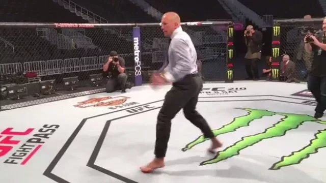 Georges St-Pierre ist zum ersten Mal seit 3 Jahren wieder im UFC-Oktagon