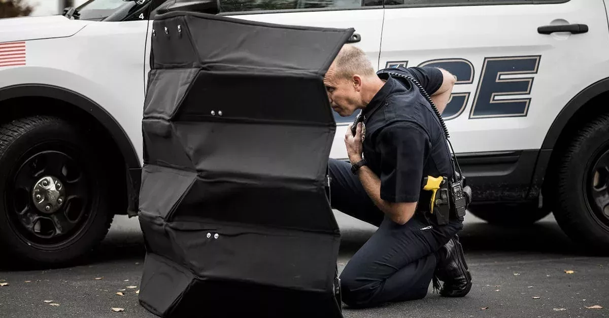 Polizei: Ingenieure entwickeln neue, kugelsichere Abwehrschilder