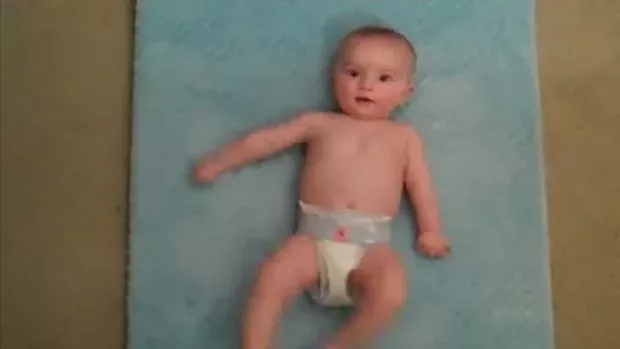 Das Baby liegt auf dem Wickelplatz. Was es gleich macht, hast du so noch nicht gesehen!