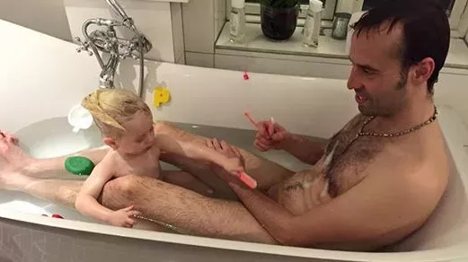 Dieses Foto von Chris Torben und seiner zweijährigen Tochter löst einen Skandal aus