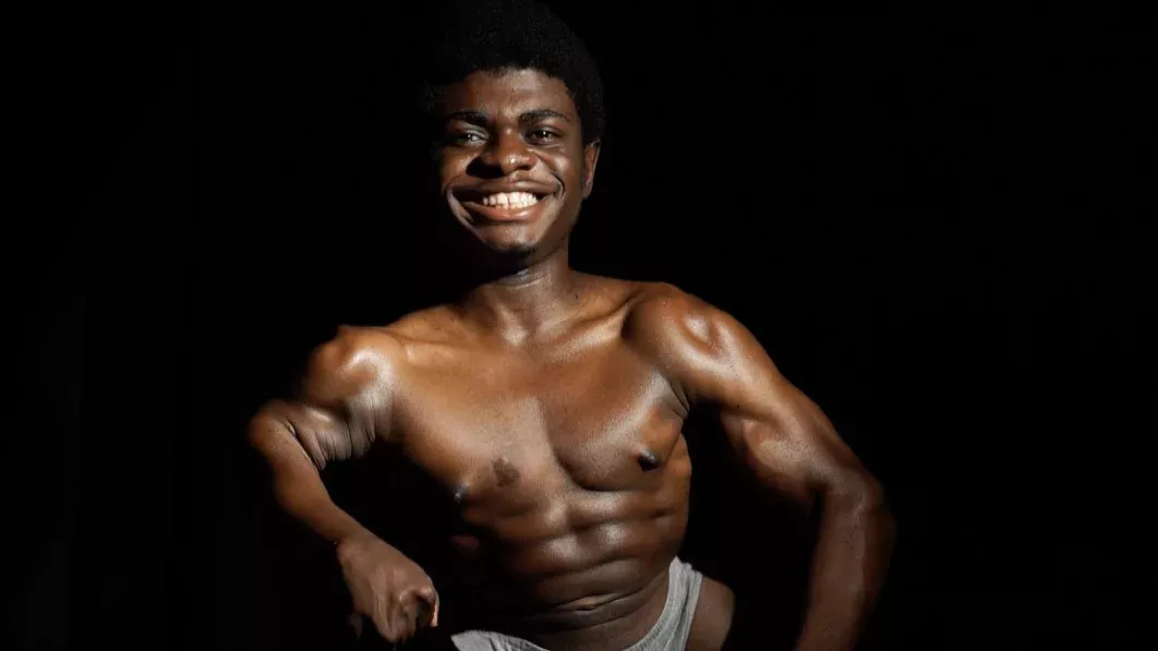 Caleb Mutombo macht sich trotz seiner 1,10 m Größe einen Namen im Bodybuilding! Echt krass!