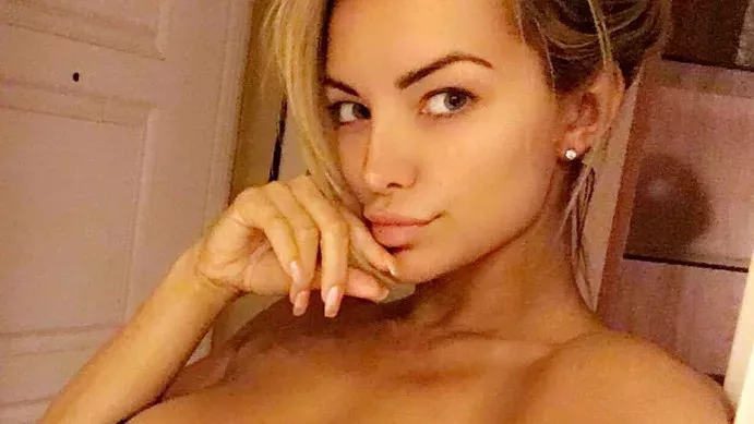 Playboy-Model veröffentlicht Bilder, um sich an ihrem Freund zu rächen