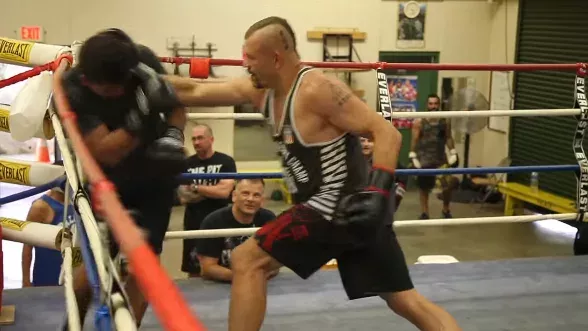 Chuck Liddell ist hier Sparringspartner von Schülern bei einer Schwarzgurtprüfung im Kenpo