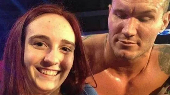 Der Wrestling-Star Randy Orton starrt einem weiblichen Fan ins üppige Dekolleté