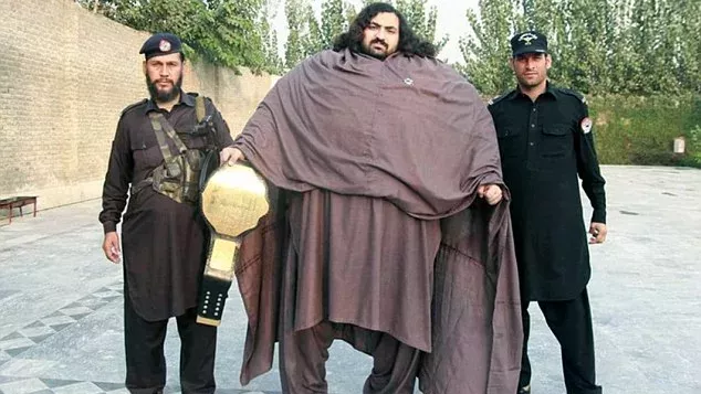 Der pakistanische Herkules: Er zieht nicht nur Traktoren, sondern hat noch ein viel größeres Ziel!