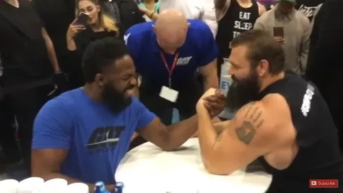 Jon Jones tritt gegen einen „Powerlifter“ im Armdrücken an