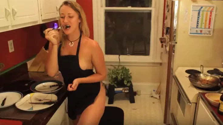 Youtuberin macht mit Nackedei-Kochvideos Appetit auf mehr!