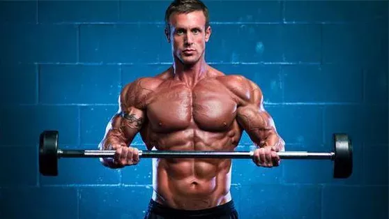 Der massive Brandan Fokken verrät euch sein Training für enorme Brustmuskeln!
