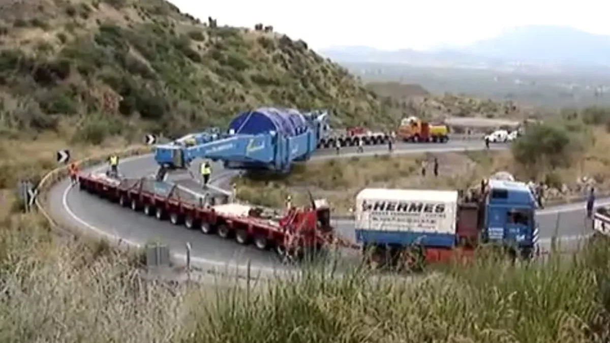 Riesige Turbine soll den Berg hoch und durch eine extrem enge Kurve