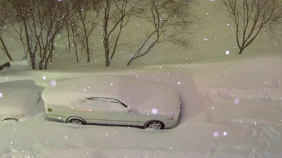 Ein Russe fotografiert abends sein Auto im Schnee. Am nächsten Morgen versteht er die Welt nicht mehr