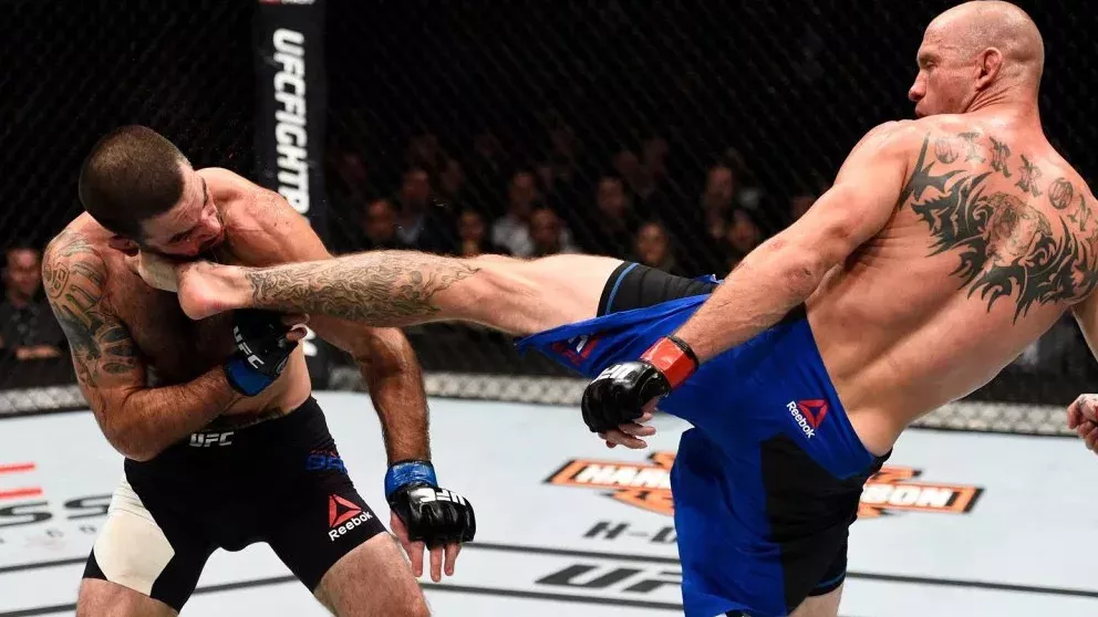 Donald "Cowboy" Cerrone macht Matt Brown bei der UFC 206 mit einem tollen Head Kick fertig
