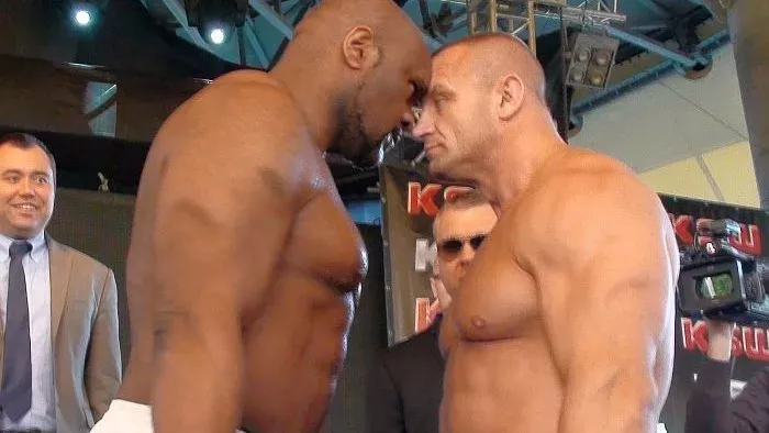 Bob Sapp und Mariusz Pudzianowski liefern sich eine gigantische Schlacht