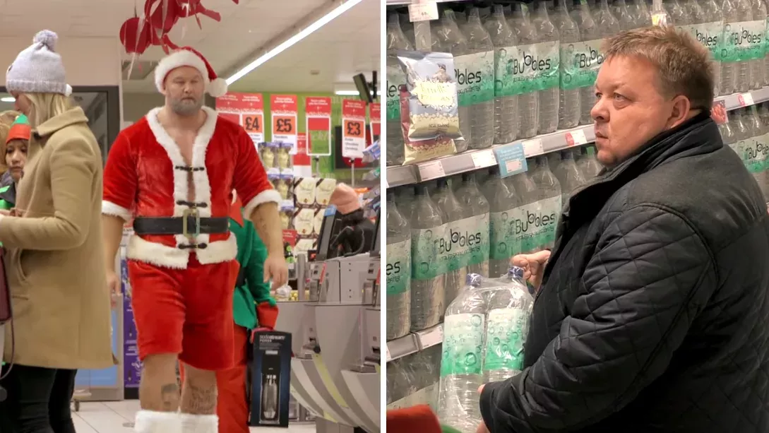 Der Berg macht den Kunden eines Geschäftes Angst, indem er sich als Weihnachtsmann verkleidet