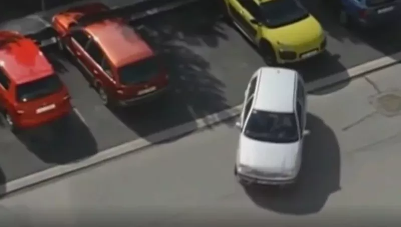 Autofahrerin will einparken: Ihre Reaktion am Ende ist phänomenal!