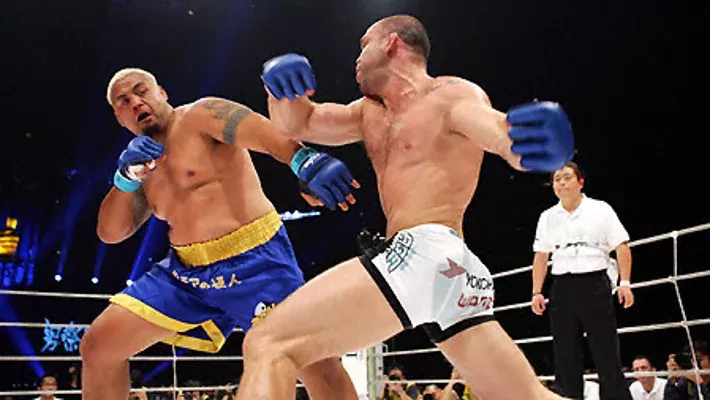 Brutaler Kampf zwischen Mark Hunt und Wanderlei Silva beim Pride