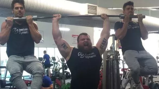 Eddie Hall macht lockeres Bankdrücken mit dem Gewicht von... 2 Männern! Ihr werdet euren Augen nicht trauen!