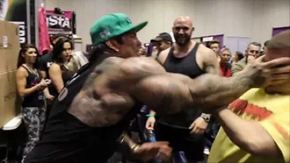 Profi-Bodybuilder Rich Piana ohrfeigt einen behinderten Stalker