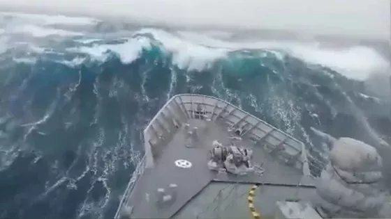 Wenn eine Riesenwelle ein Schiff der Marine verschluckt
