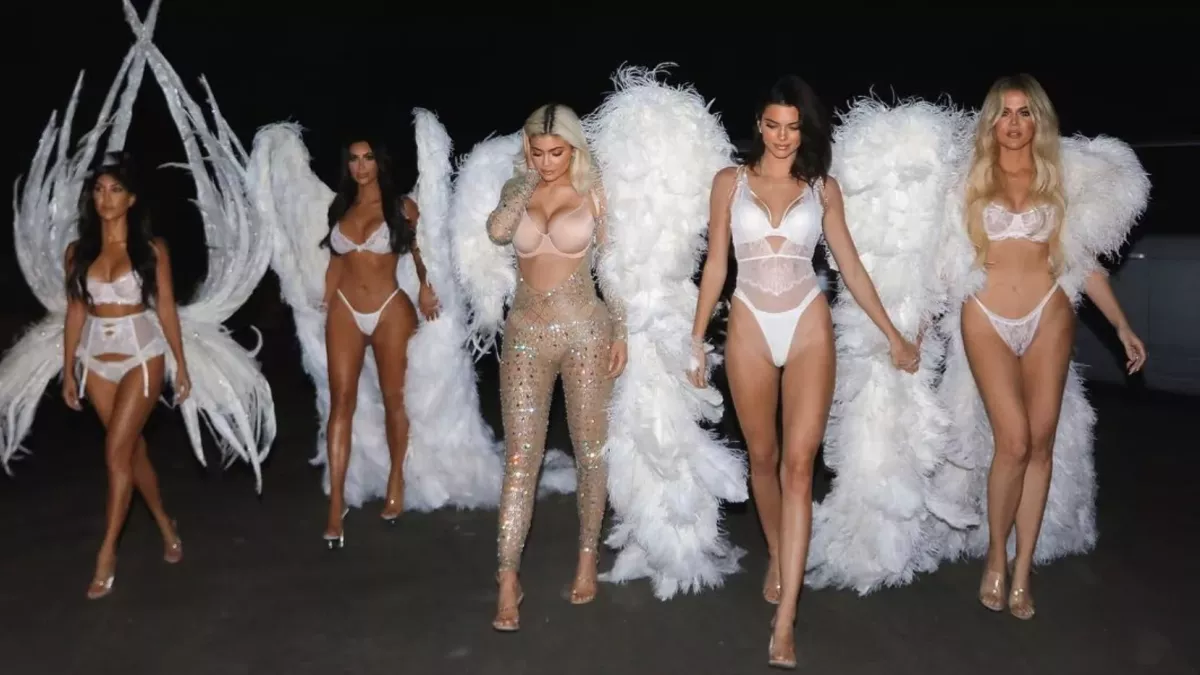 Kardashian-Schwestern liefern engelsgleiche Catwalk-Show