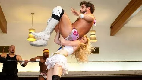 Wrestling: Candice Lerne entwickelt "Ballsplex", einen legendären Griff, mit dem sie ihre männlichen Gegner fertigmacht
