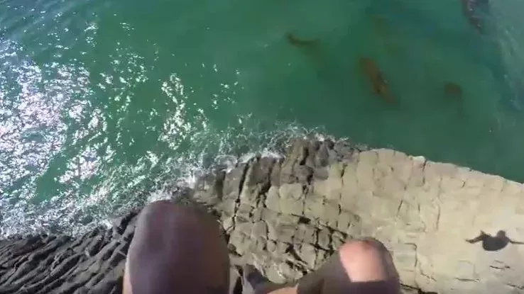 US-Stuntman springt von einem berühmten Felsen und muss fast dran glauben!