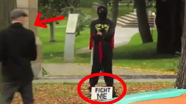 Dieser "Ninja" fortert Menschen auf der Straße zum Kampf heraus