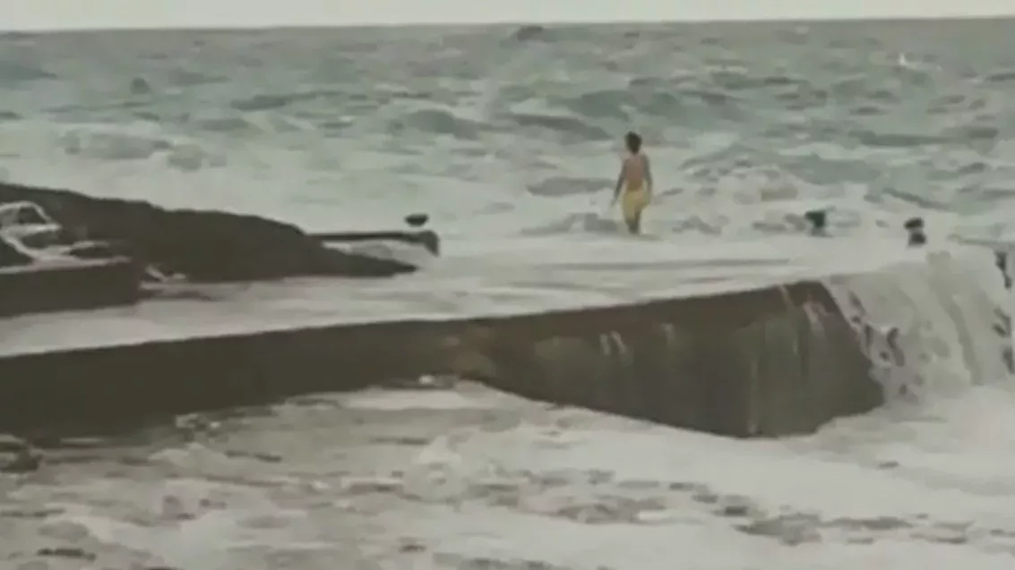 Dieser Mann springt ins tosende Meer und schafft es, wie durch ein Wunder, wieder herauszukommen