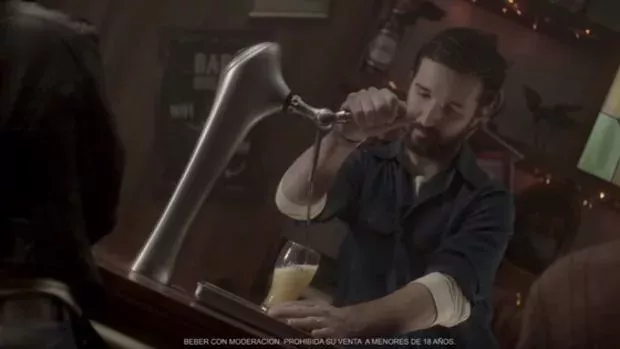 Diese Bar ist um 45° gebogen und serviert so das perfekte Bier