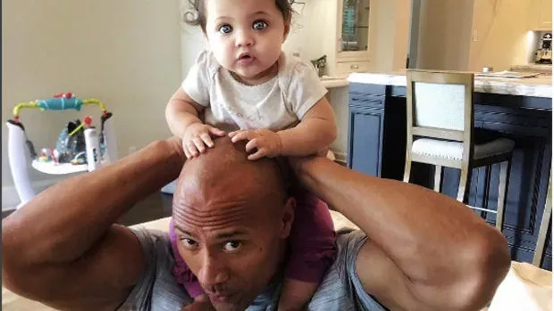 The Rock erteilt seiner Tochter eine Lektion fürs Leben, die in als Antwort darauf anpinkelt!
