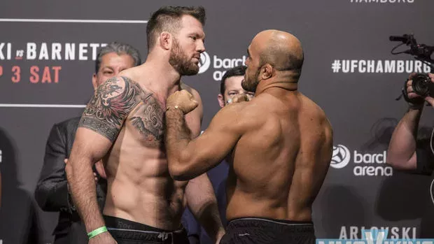 Ryan Bader besiegt Ilir Latifi mit einem Knietritt in Hamburg
